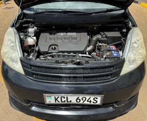 Toyota ISIS 2010 Black