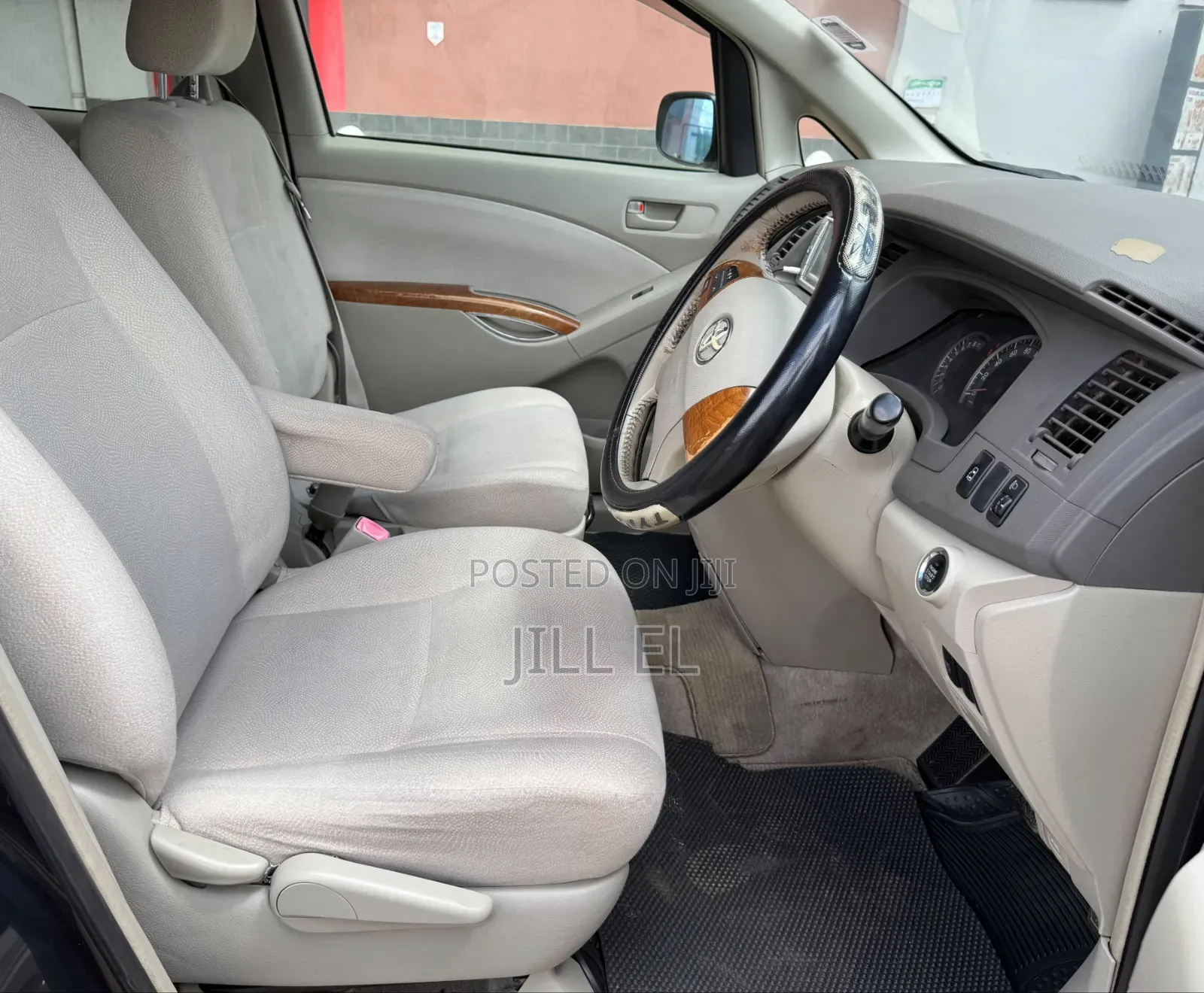 Toyota ISIS 2010 Black