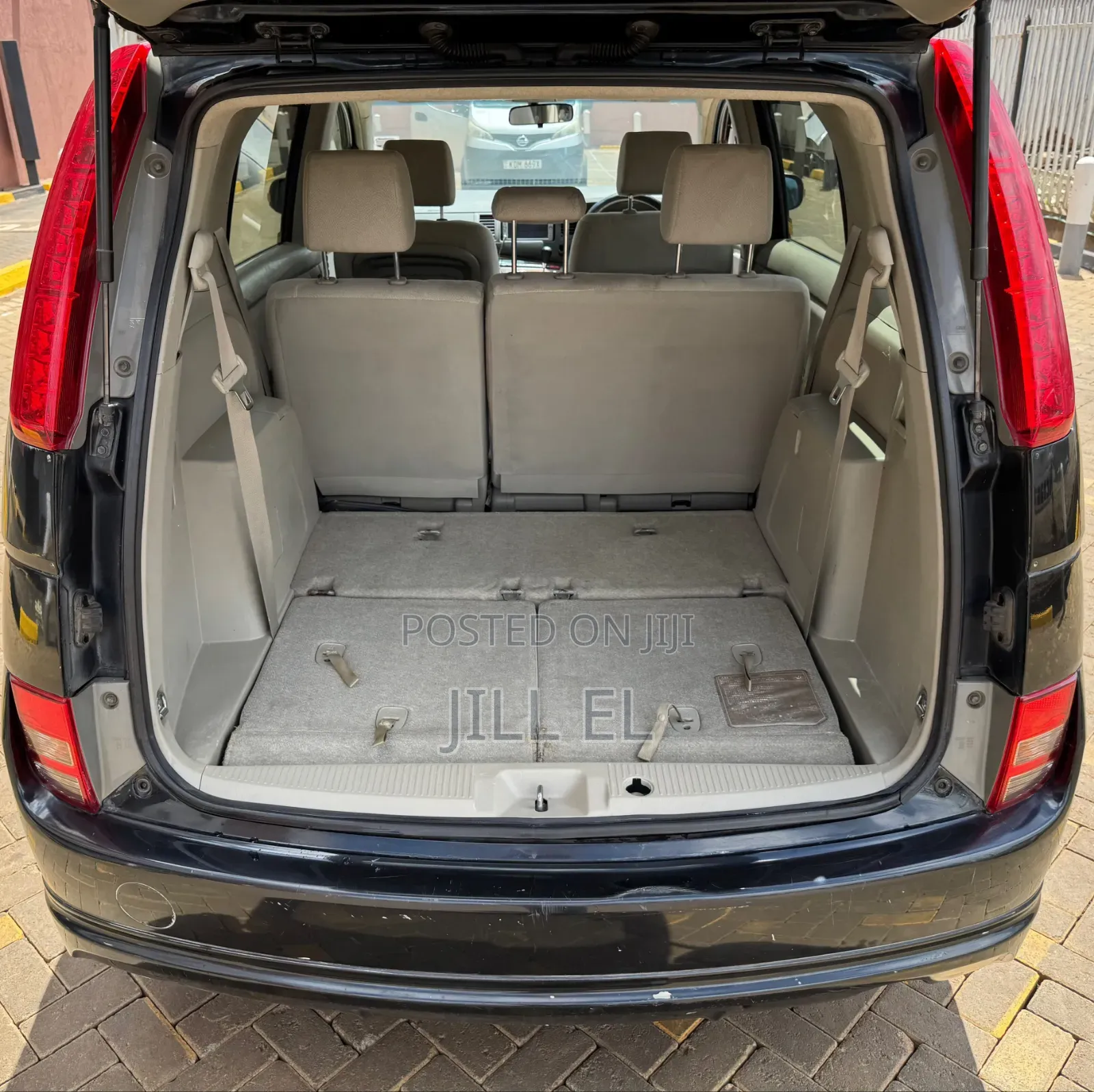 Toyota ISIS 2010 Black