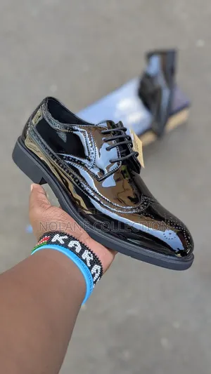 Laced Wetlook Shoes for Men