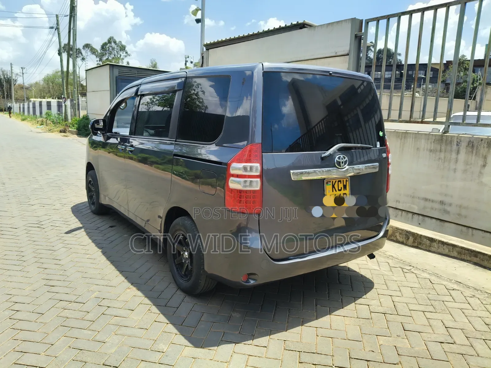 Toyota Noah 2013 Gray