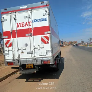 Isuzu ELF Truck 2011 White