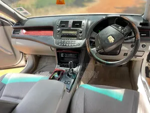 Toyota Crown 2010 White
