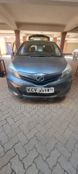 Toyota Vitz 1.3 FWD 5dr 2012 Gray