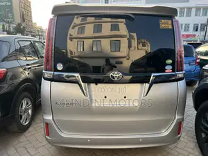 Toyota Esquire 2019