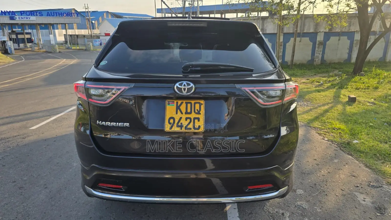 Toyota Harrier 2.0 2017 Black