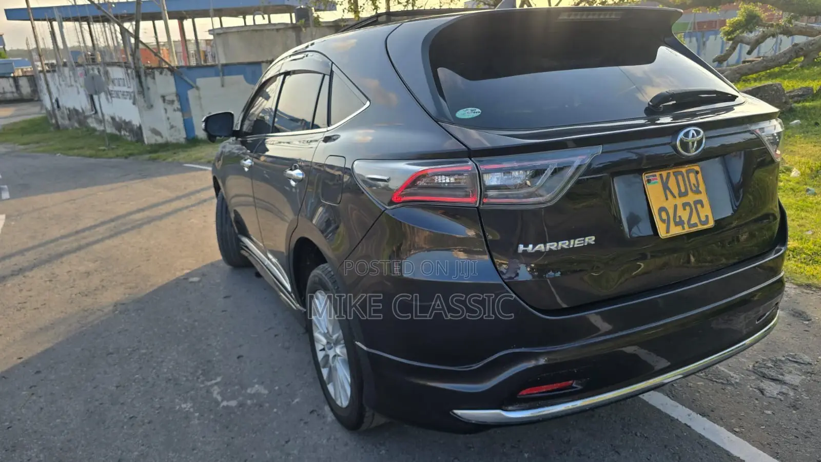 Toyota Harrier 2.0 2017 Black
