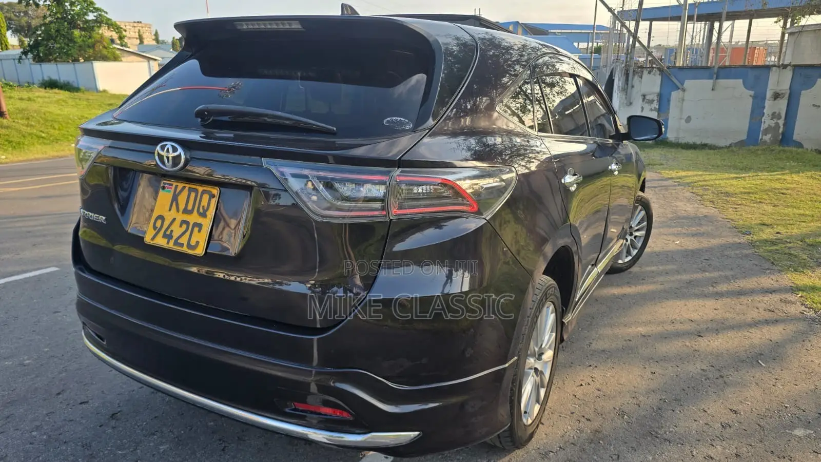 Toyota Harrier 2.0 2017 Black