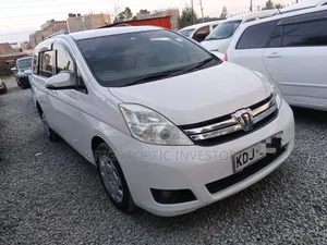 Toyota ISIS 2015 White