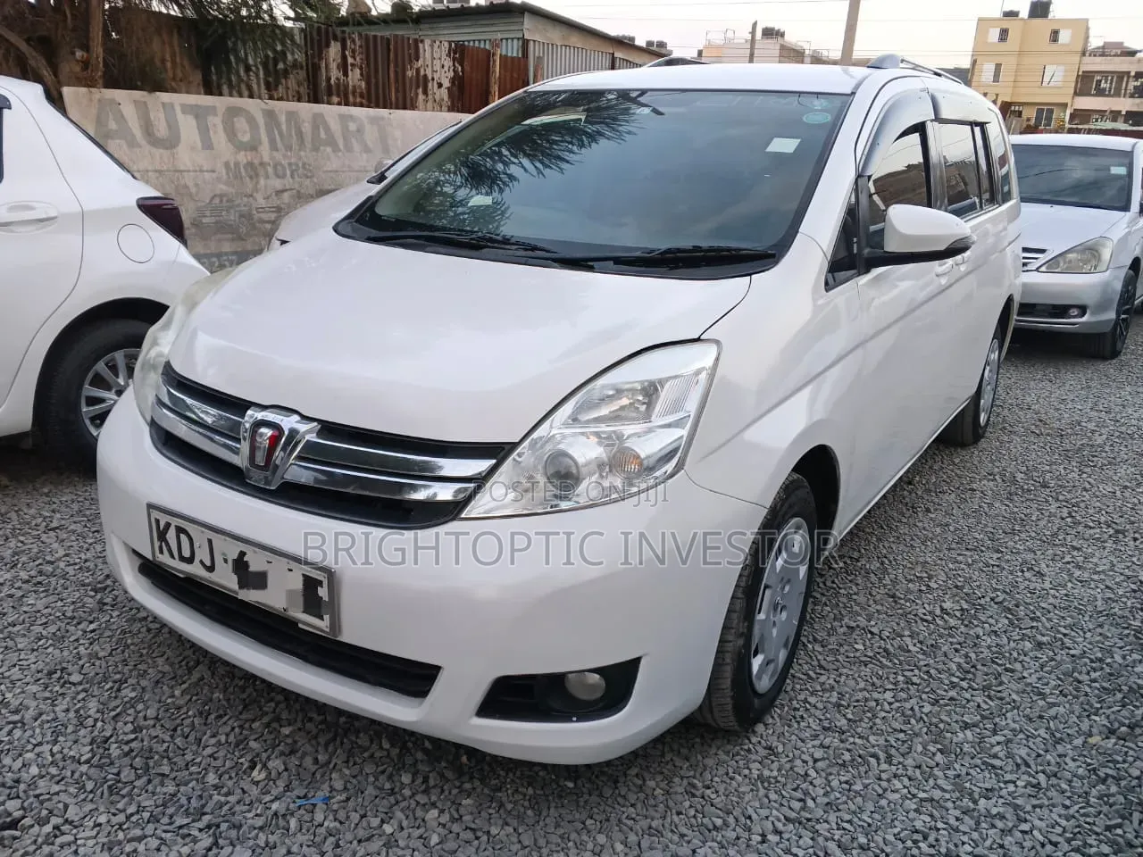 Toyota ISIS 2015 White