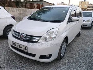 Toyota ISIS 2015 White