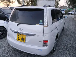 Toyota ISIS 2015 White