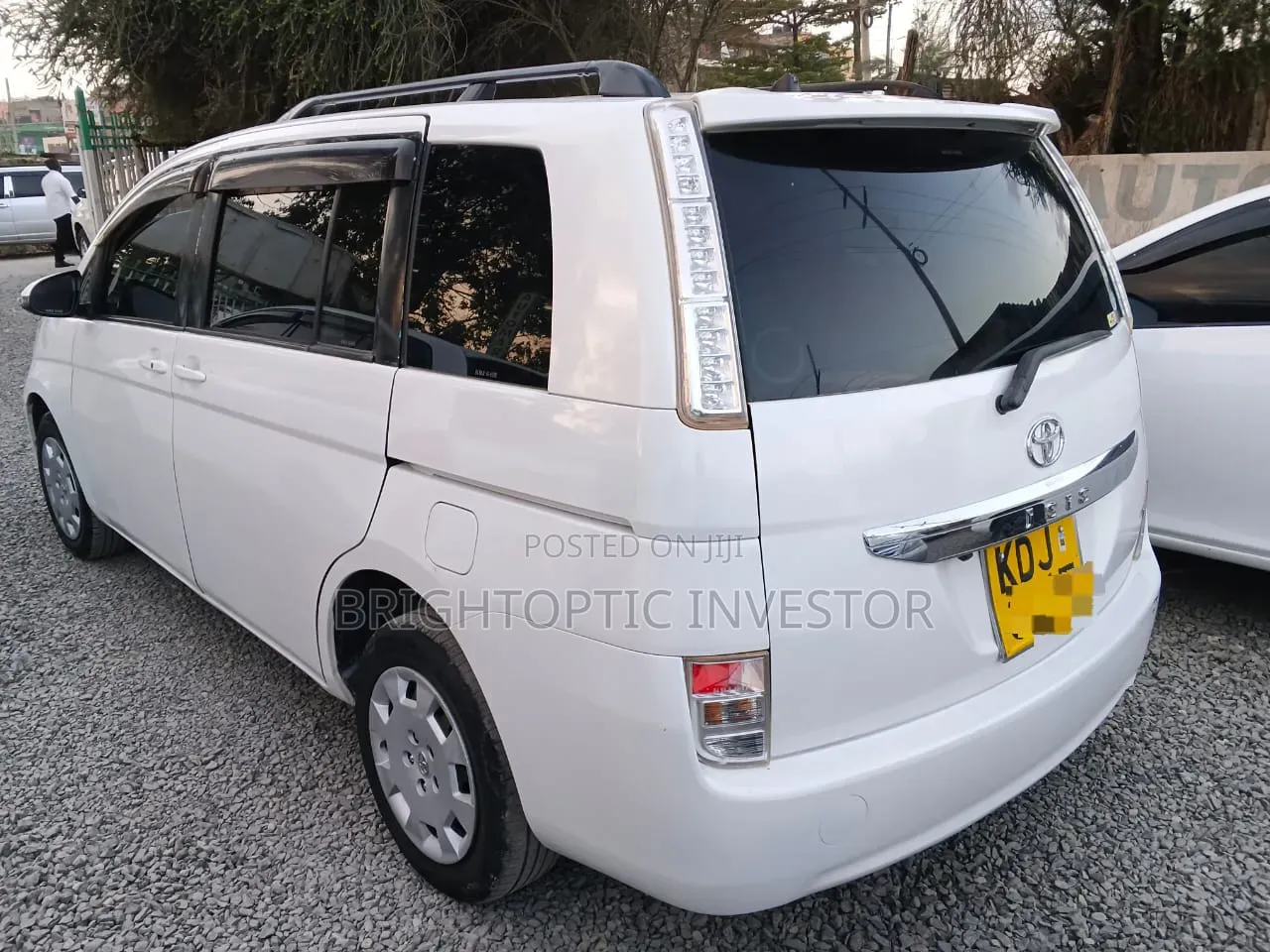 Toyota ISIS 2015 White