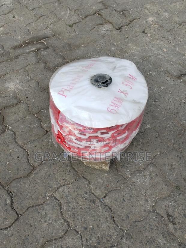 Red and White Plastic Safety Barrier Chain - thumbnail 2