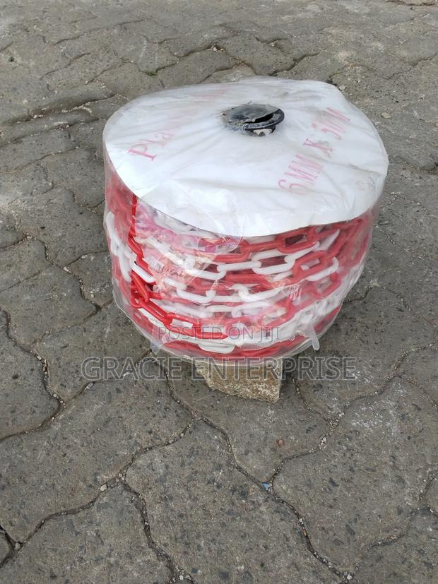 Red and White Plastic Safety Barrier Chain - thumbnail 3