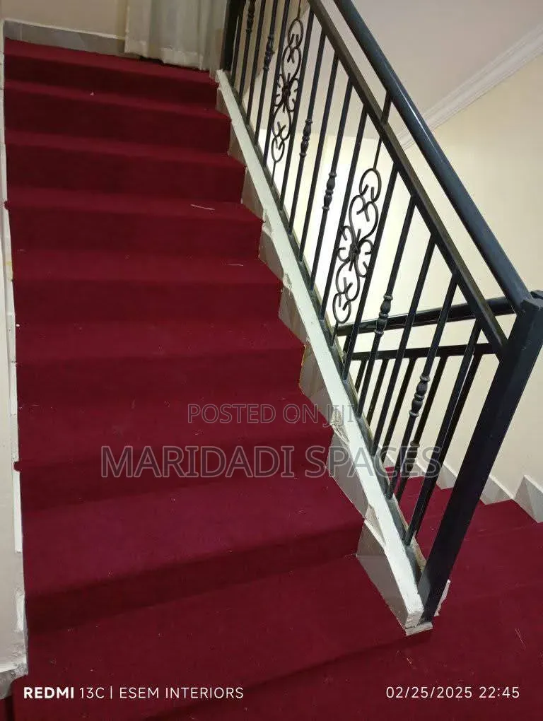 USA Carpet Perfectly Fitted on Staircase
