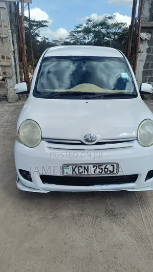 Toyota Sienta 2010 White