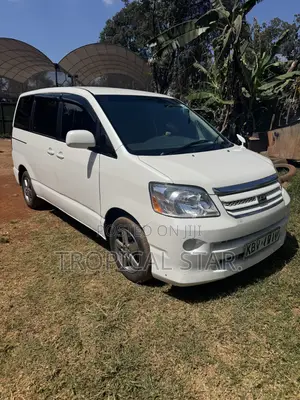 Toyota Voxy X 2WD 8-Seater 2007 White