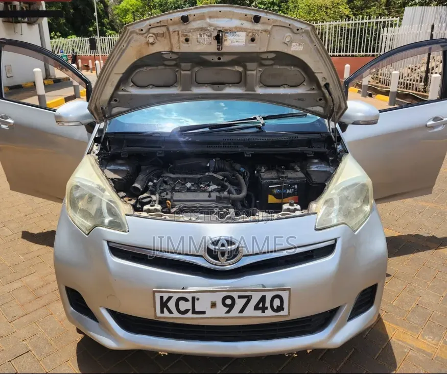 Toyota Ractis 2011 Silver