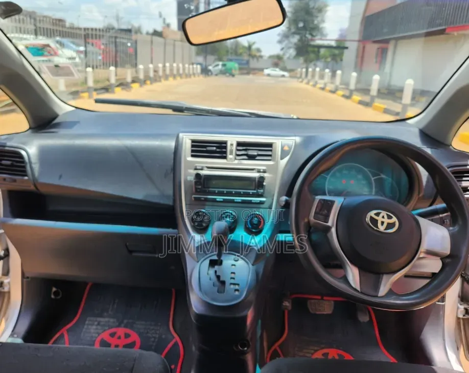 Toyota Ractis 2011 Silver
