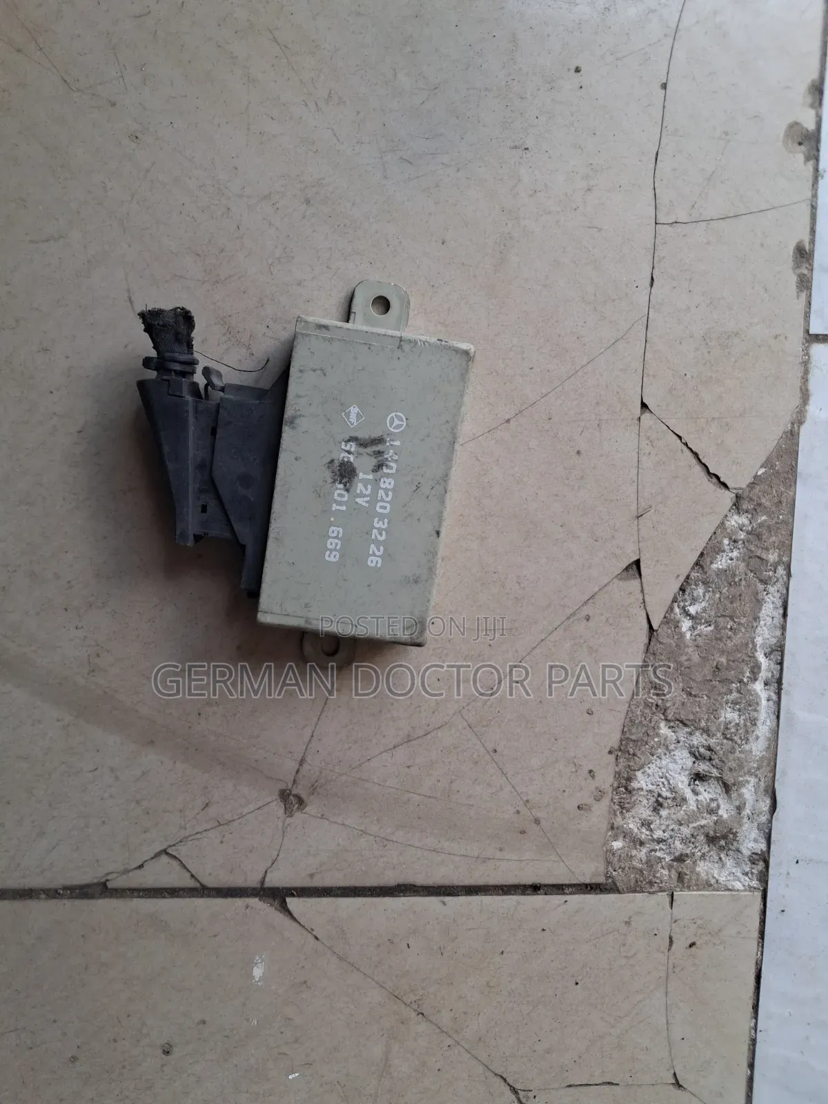 W140 Headrest Control Module (Relay Module)