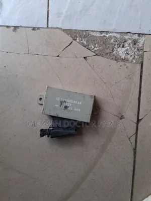W140 Headrest Control Module (Relay Module)