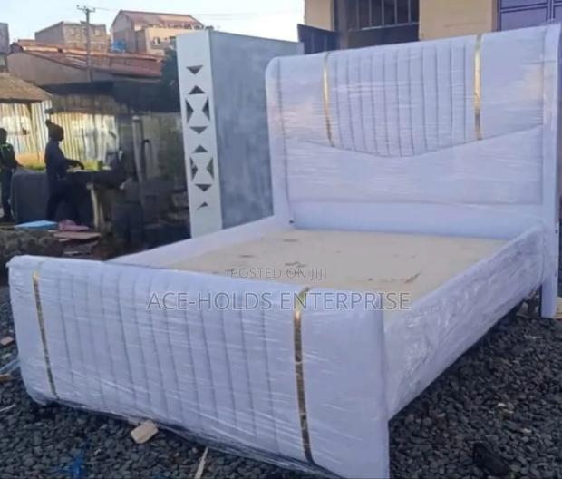 Executive 5*6ft - Modern Chester Bed (Covered) - main view