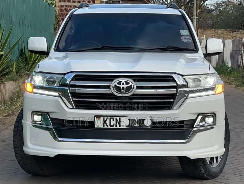 Toyota Land Cruiser 2010 White