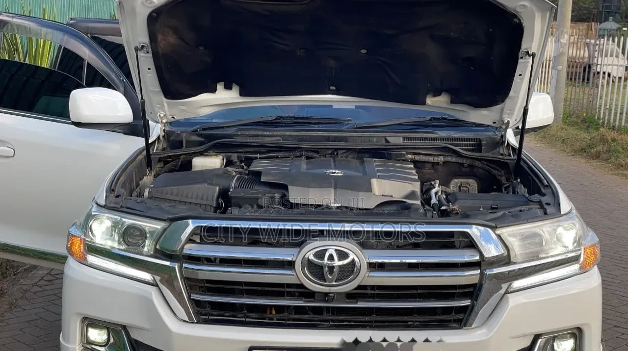 Toyota Land Cruiser 2010 White