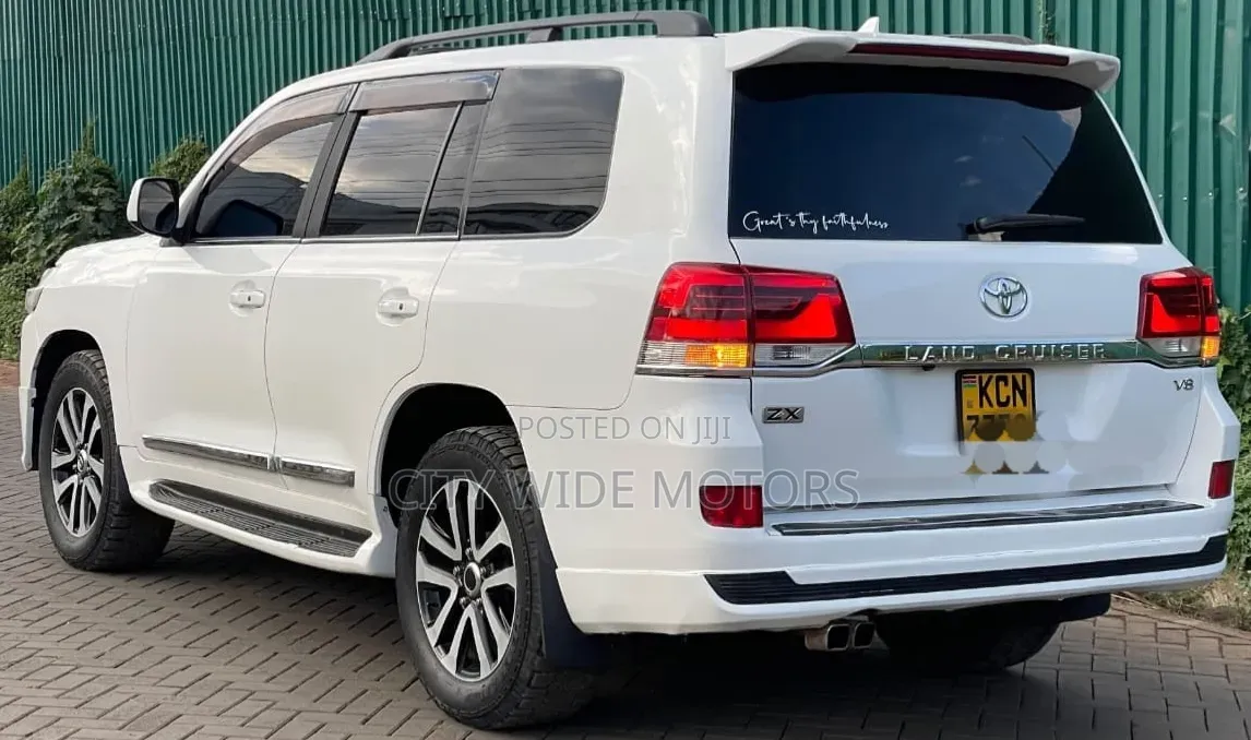 Toyota Land Cruiser 2010 White