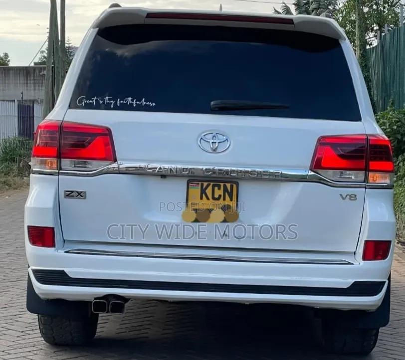 Toyota Land Cruiser 2010 White