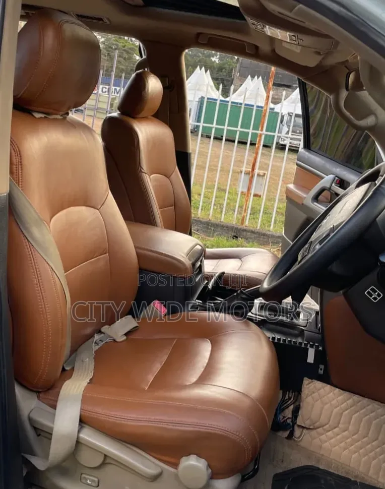 Toyota Land Cruiser 2010 White