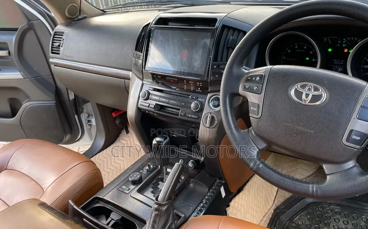 Toyota Land Cruiser 2010 White