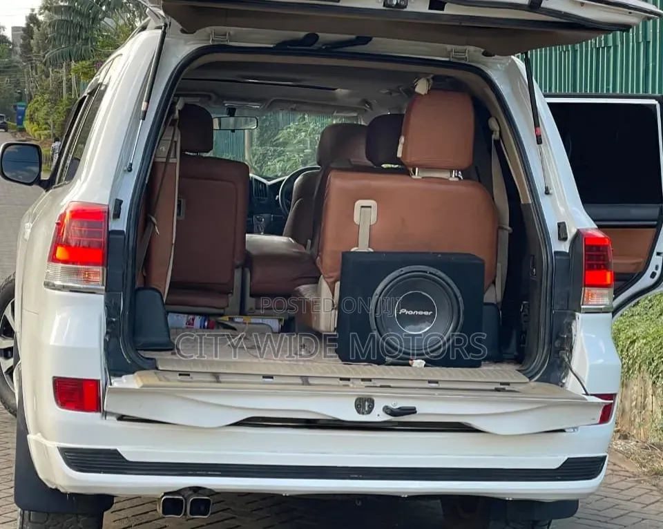 Toyota Land Cruiser 2010 White