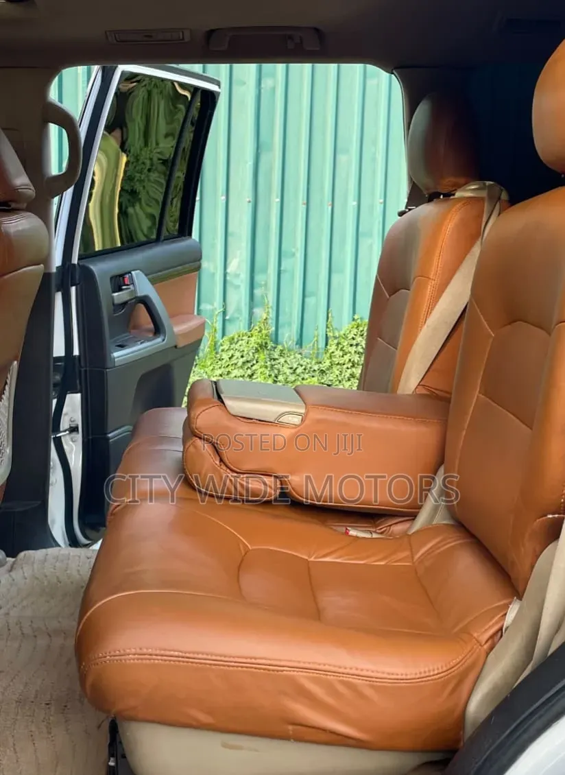 Toyota Land Cruiser 2010 White