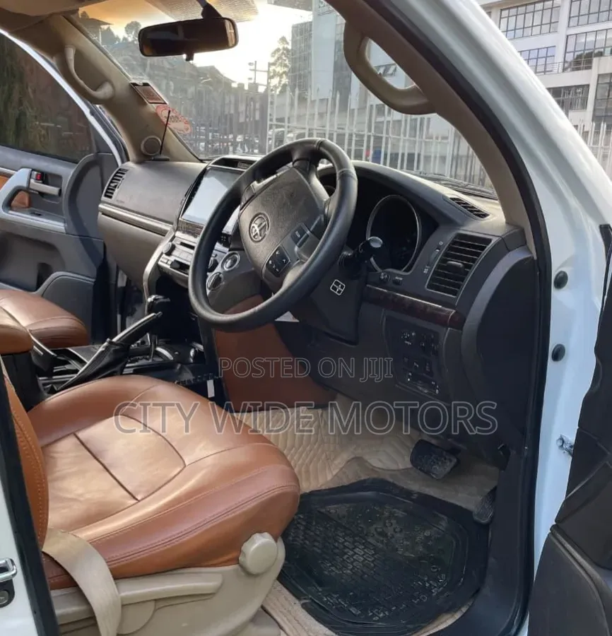 Toyota Land Cruiser 2010 White
