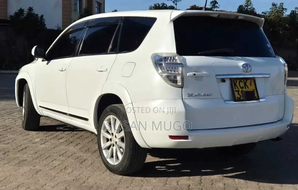 Toyota Vanguard 2010 White