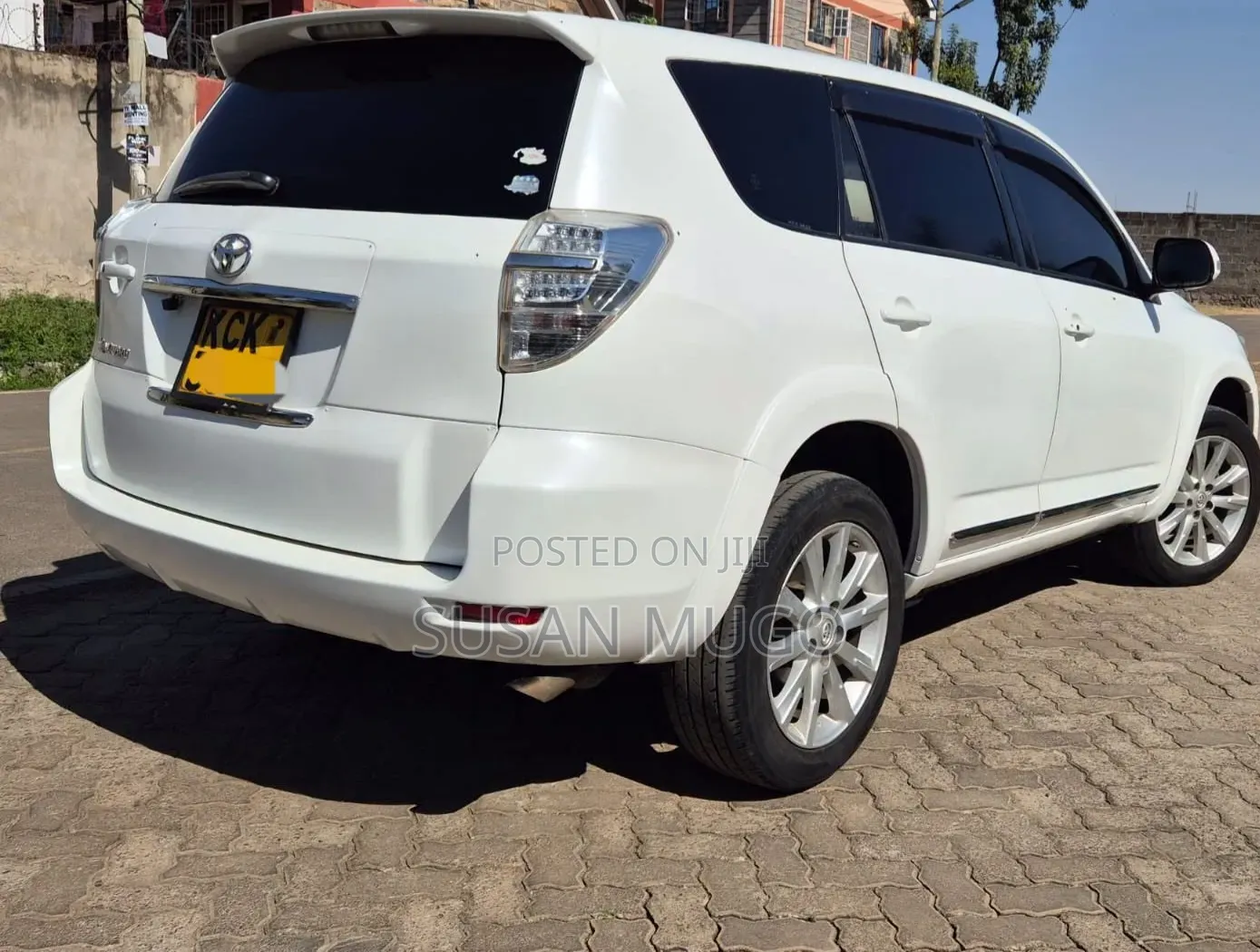 Toyota Vanguard 2010 White