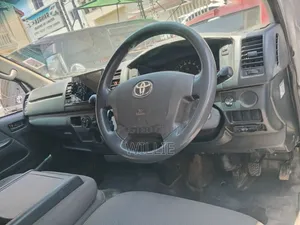Toyota HiAce 2017 Silver