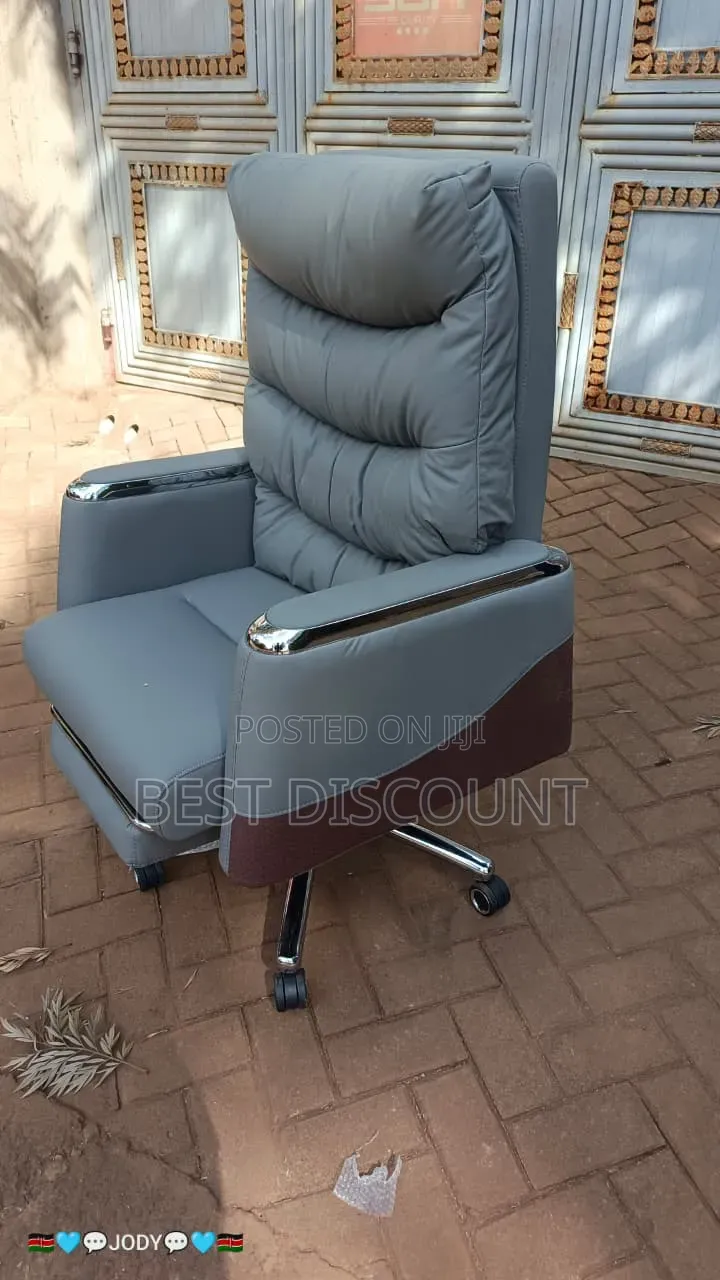 Executive Office Chair With Leg Rest – Grey