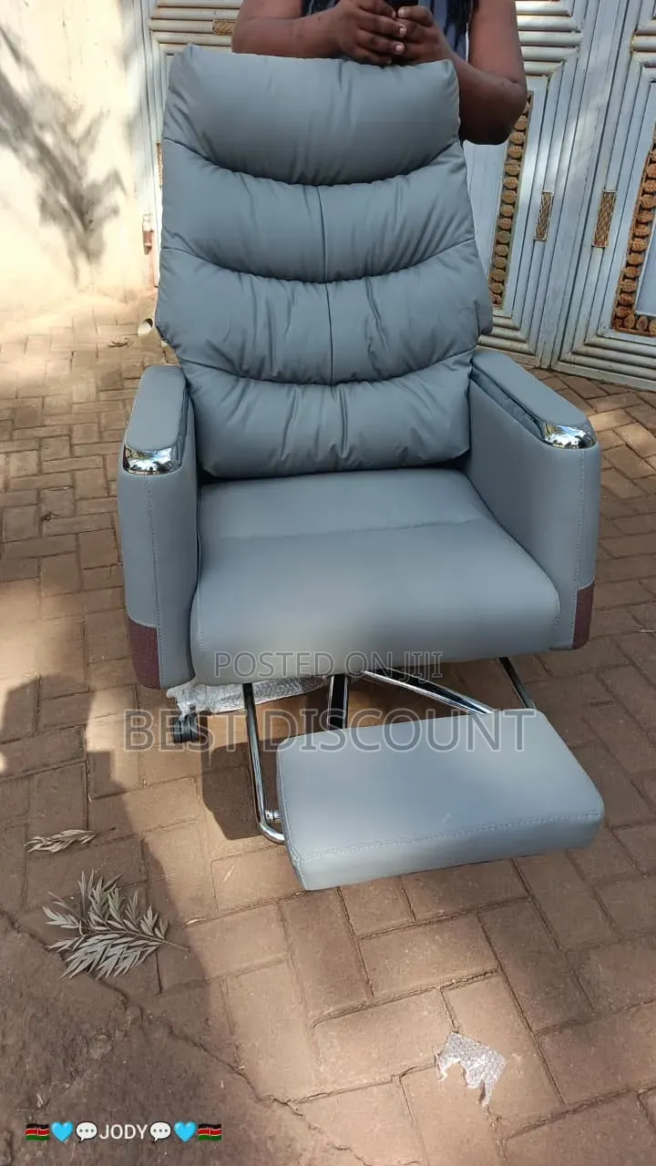 Executive Office Chair With Leg Rest – Grey