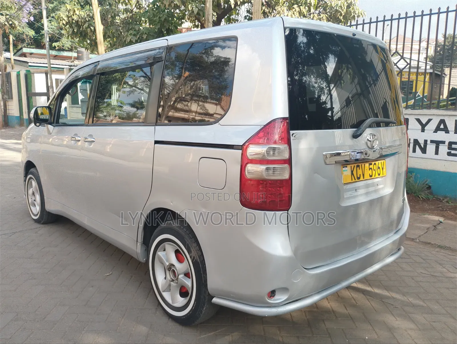 Toyota Noah 2012 Silver