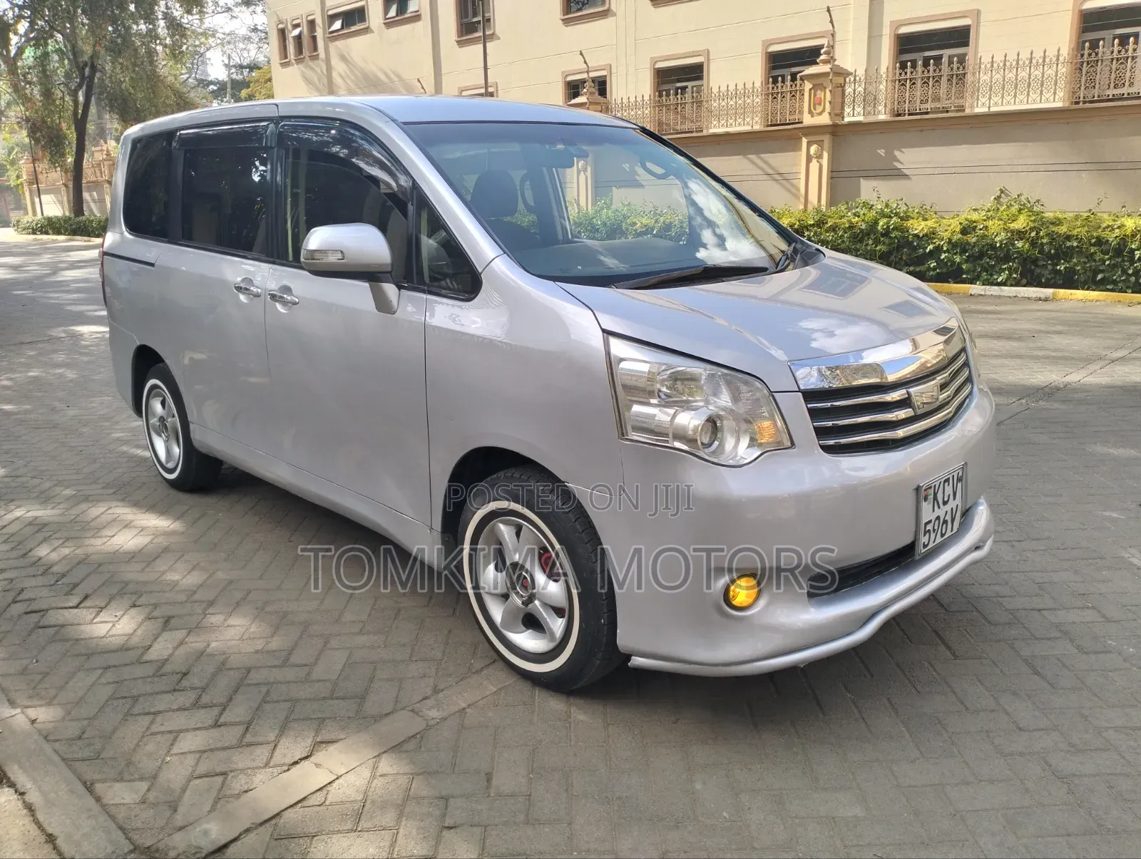 Toyota Noah 2012 Silver