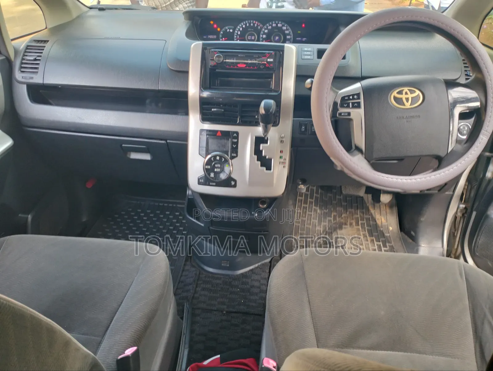 Toyota Noah 2012 Silver
