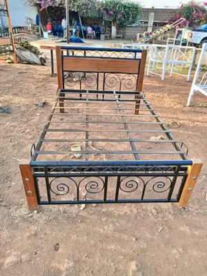 4x6 ,4*6ft Heavy Gauge Metallic Plus Hardwood Bed