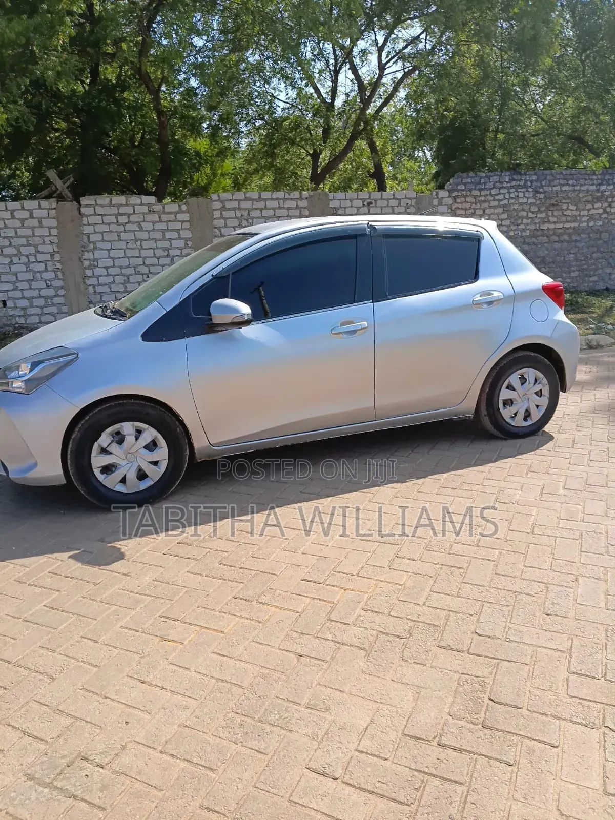 Toyota Vitz 2015 Silver