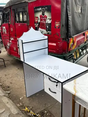 White Manicure Desk Table With Storage Shelf