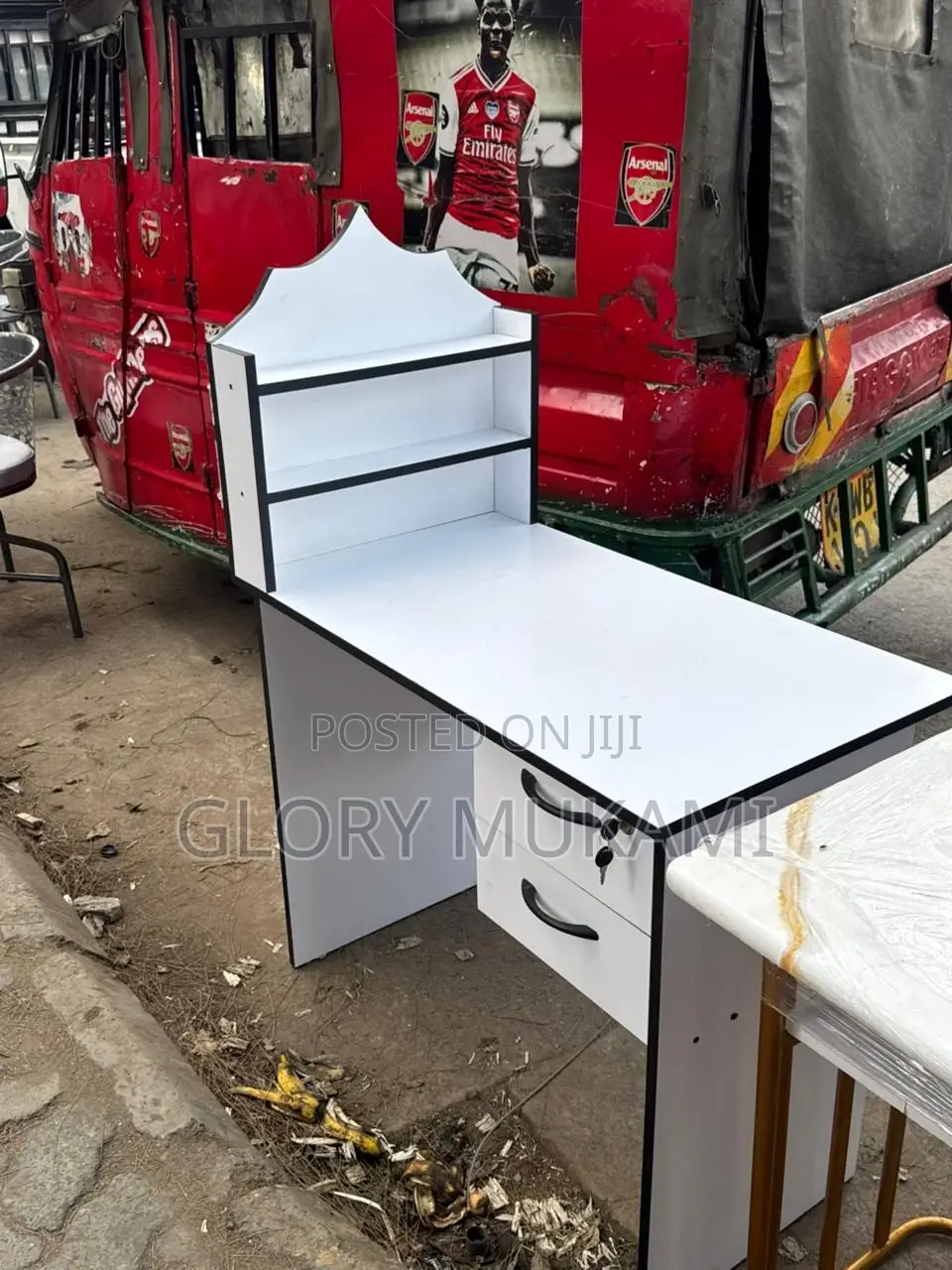 White Manicure Desk Table With Storage Shelf