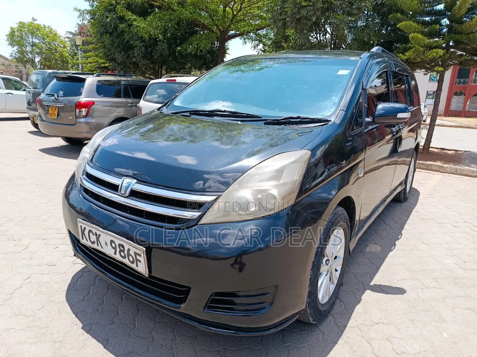 Toyota ISIS 2010 Blue