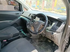 Toyota ISIS 2010 Blue